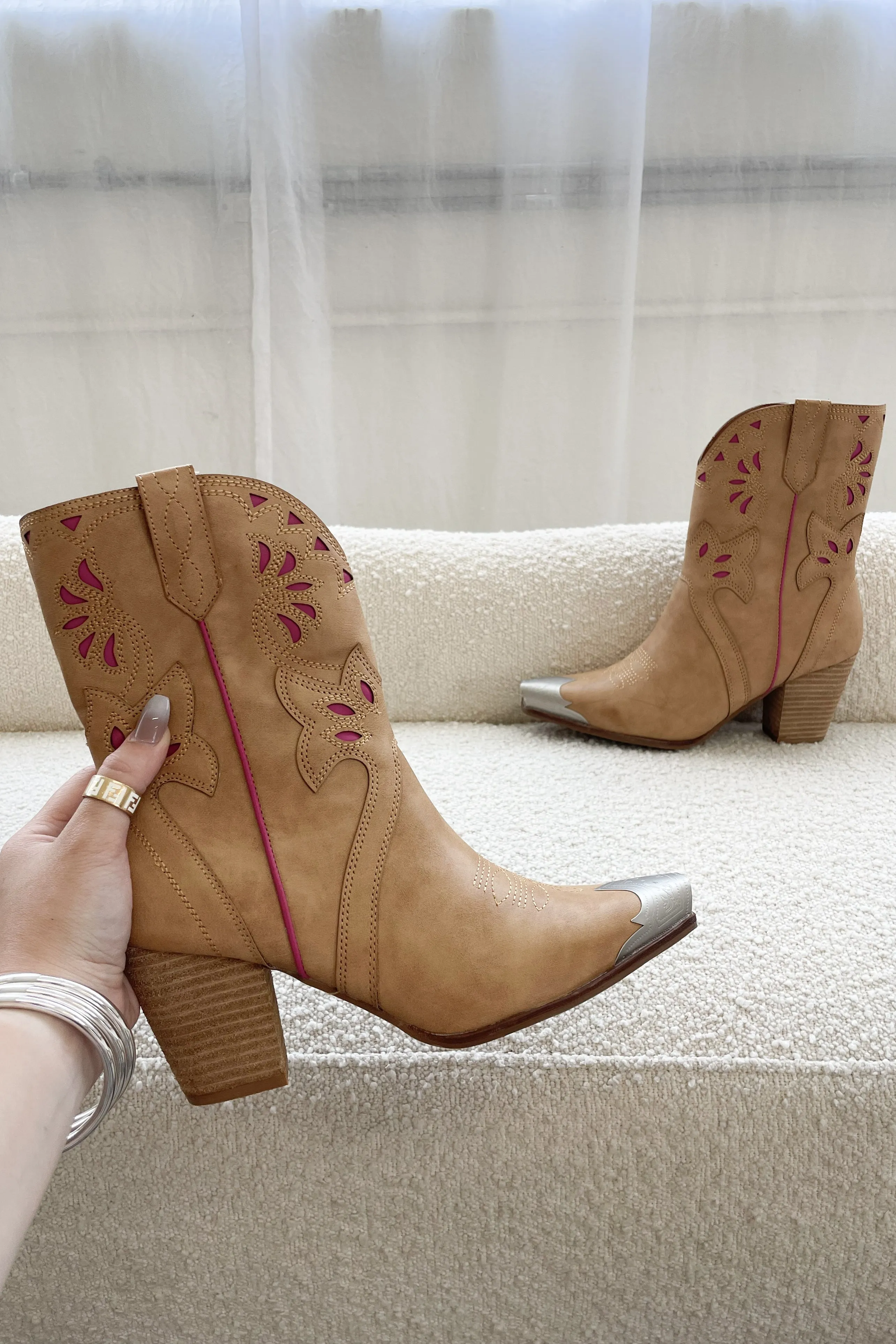 Ways Of The West Silver Pointed Toe Western Boot