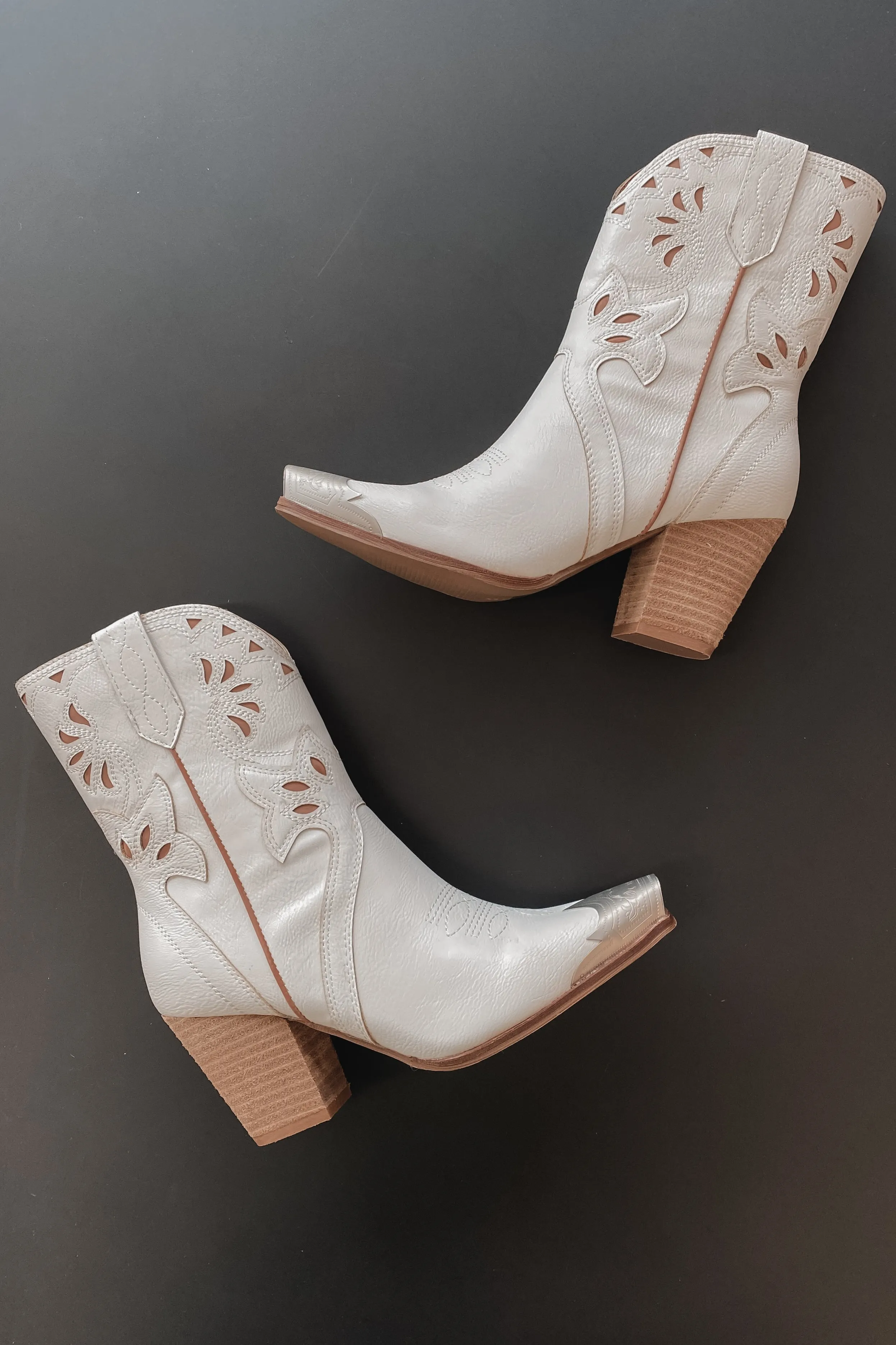 Ways Of The West Silver Pointed Toe Western Boot