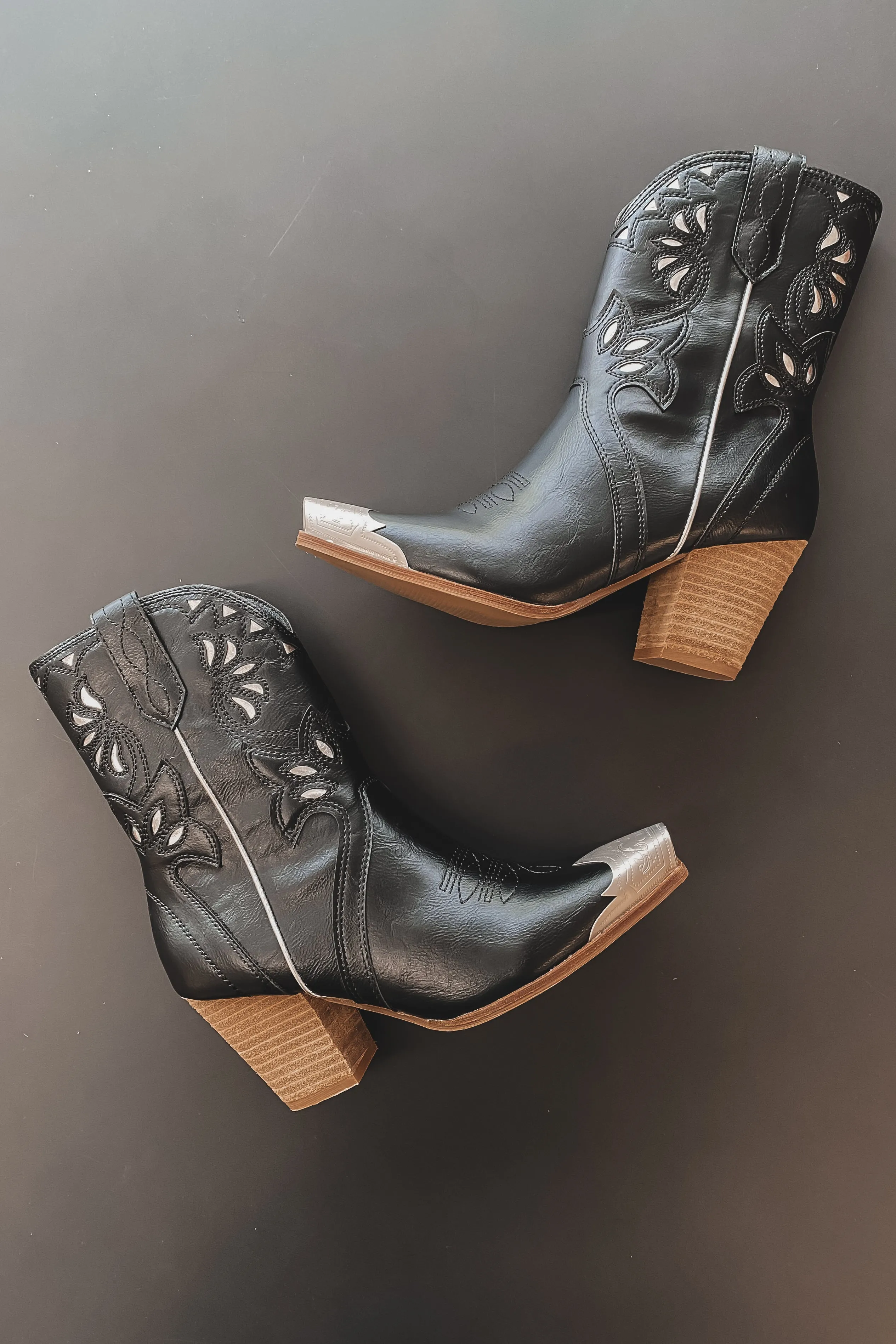 Ways Of The West Silver Pointed Toe Western Boot
